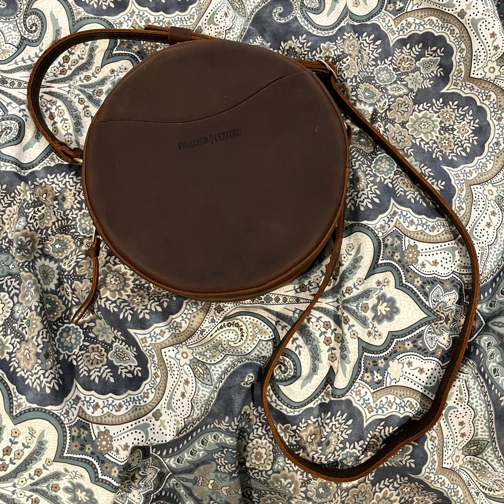 Portland Leather Circle Crossbody in Canyon- size large